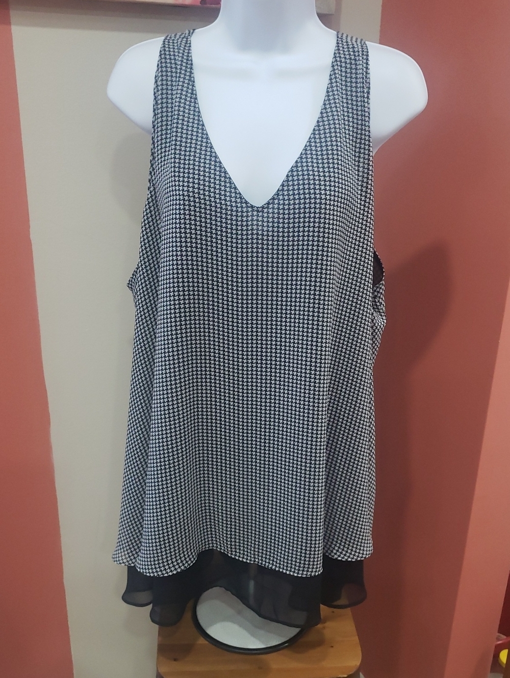 Lane Bryant Black & White Houndstooth V-Neck Sleeveless Shell, Size 26